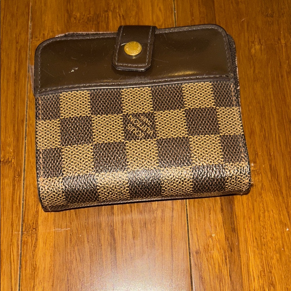 AUTHENTIC Louis Vuitton Checkered Wallet